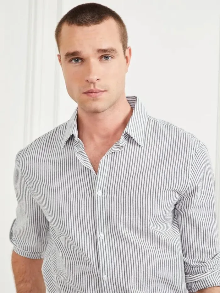Men GUESS Shirts Seersucker Italian Notched Cuff Shirt Optical White and Blu Navy Men GUESS Shirts Seersucker Italian Notched Cuff Shirt Optical White and Blu Navy